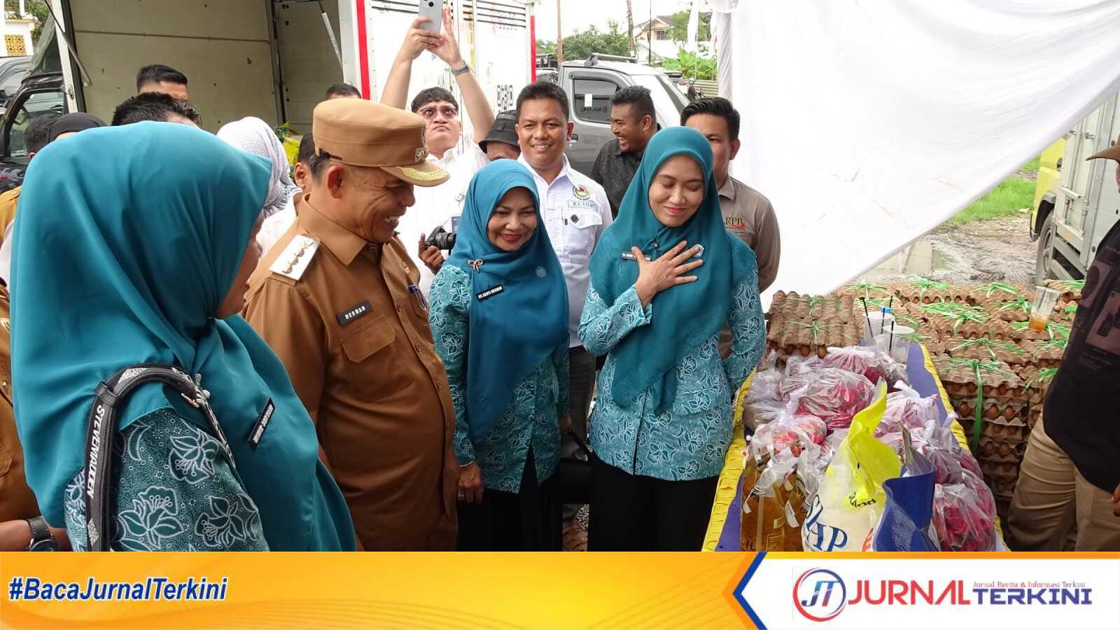 Ket Foto: ketua tim Penggerak PKK Provinsi Riau Henny Sasmita Wahid, didampingi Bupati Inhil H Herman Wakil Bupati Inhil Yuliantini serta Ketua TP PKK Inhil, Katerina Susanti melaksanakan kegiatan Gerakan Pangan Murah (GPM) di Jalan Lingkar Tembilahan, Senin (15/9/2025).