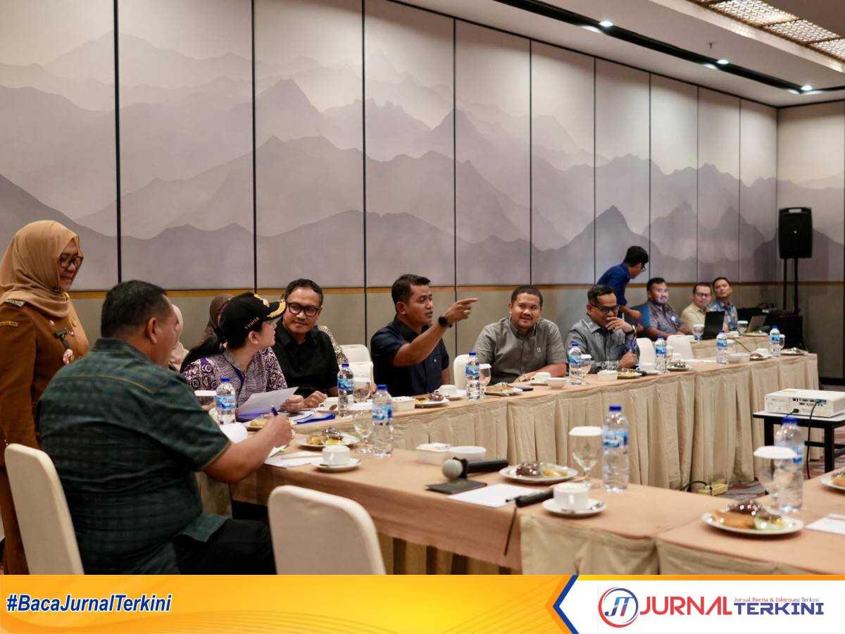Bupati Solok Ikuti Rapat Pembahasan Penguatan Pertanian Sumatera Barat Bersama Menteri Pertanian, Selasa (16/09/2025). (Foto DiskominfokabSolok).