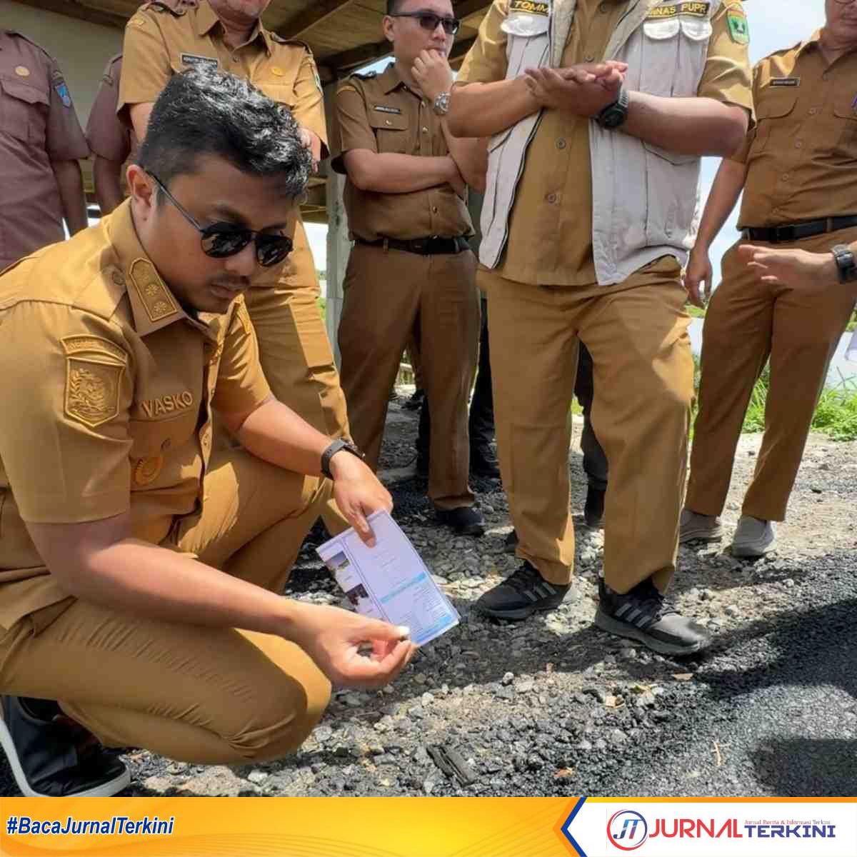 IMG-20250917-WA0042 Wagub Sumbar, Vasco Ruseime saat meninjau Jalan baru di Kab Pasaman Barat. (Foto Adpim Sumbar).