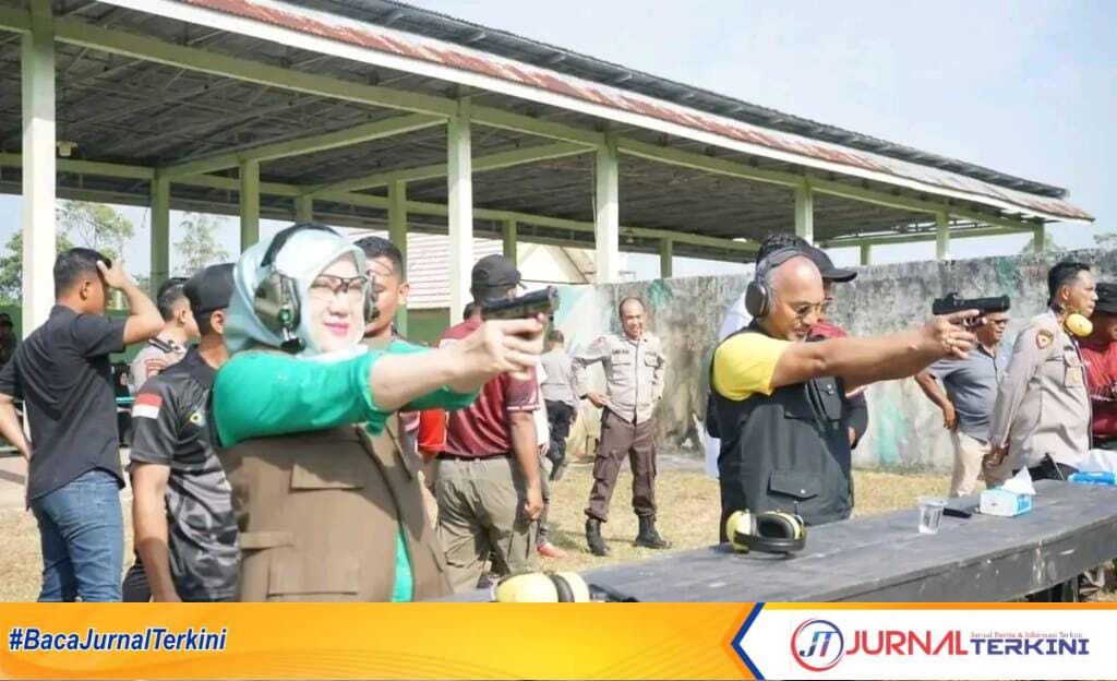 Bupati Musi Rawas, Hj. Ratna Machmud, turut ambil bagian dalam Lomba Menembak Center Fire dalam rangka memperingati Hari Bhayangkara ke-79 Tahun 2025