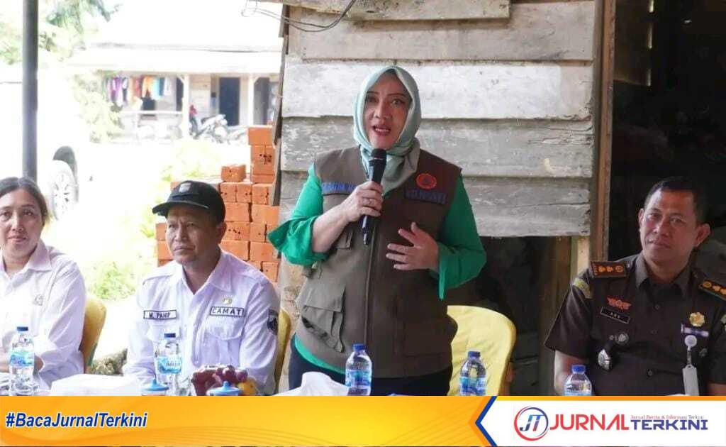 Bupati Musi Rawas, Hj. Ratna Machmud, melakukan peletakan batu pertama program Rehab Rumah Tidak Layak Huni (RTLH)