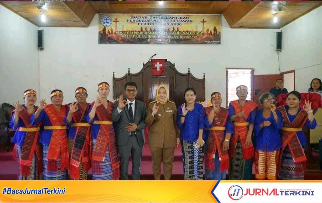 Bupati Musi Rawas, Hj. Ratna Machmud, menghadiri Pelantikan Pengurus Persekutuan Gereja-Gereja di Indonesia Setempat (PGIS) Kabupaten Musi Rawas
