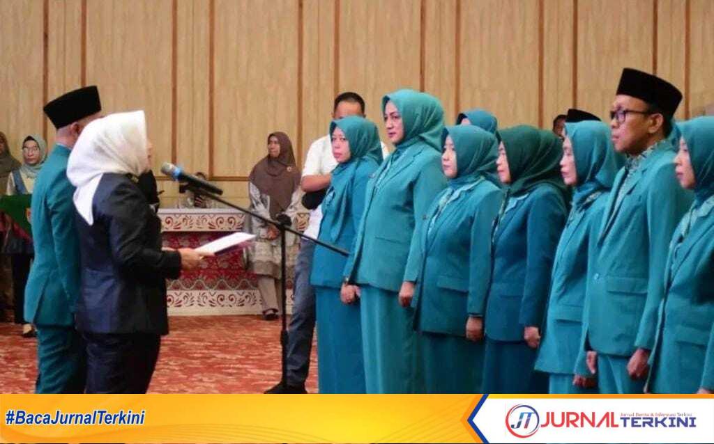 Bupati Musi Rawas, Hj. Ratna Machmud resmi mengukuhkan dan melantik Pengurus Tim Penggerak PKK, Forum Perempuan Musi Rawas Mantab, Gabungan Organisasi Wanita (GOW), dan Tim Pembina Posyandu Kabupaten Musi Rawas