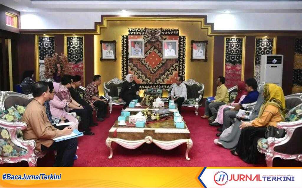Bupati Musi Rawas, Hj. Ratna Machmud, menerima audiensi Rektor Universitas Musi Rawas (UNMURA) di Pendopoan Rumah Dinas Bupati Musi Rawas