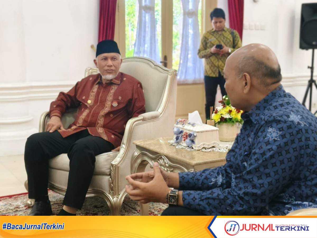 Gubernur Mahyeldi (kiri) saat menerima kunjungan Kepala RRI Padang. (Foto Adpim Sumbar).