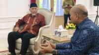 IMG-20250918-WA0044 Gubernur Mahyeldi (kiri) saat menerima kunjungan Kepala RRI Padang. (Foto Adpim Sumbar).