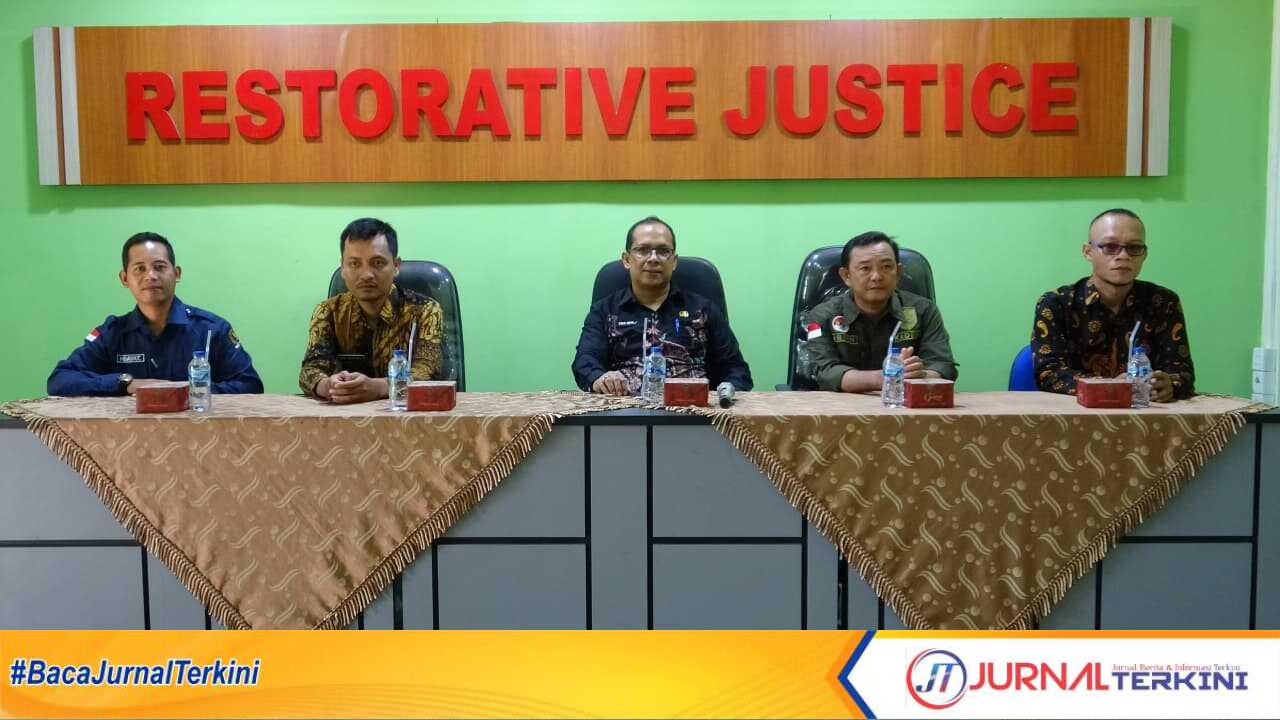 Ket Foto: Mewakili Bupati Inhil H Herman Kadis Koprasi dan UKM kabupaten Indragiri Hilir Dr Trio Beni Putra Menghadiri kegiatan sosialisasi koprasi Merah Putih di Desa Pulau Palas, kamis (18/9/2025)