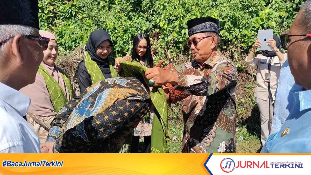 Tim Penilai dari Perpustakaan Nasional melakukan visitasi ke TBM Taman Ilmu H. Abdul Moeis Hj. Syamsiar di Nagari Paninjauan, Kecamatan X Koto Diatas, Kab Solok. (Foto DiskominfokabSolok).