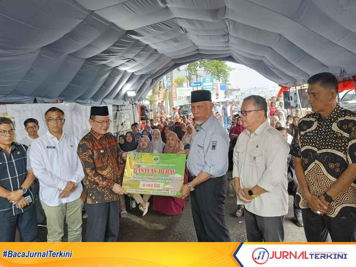 IMG-20250919-WA0046 Gubernur Mahyeldi Ansharullah menyerahkan bantuan beras CPP kepada masyarakat dan pedagang yang terdampak kebakaran di Pasar Payakumbuh, Jum'at (19/09/2025). (Foto Adpim Sumbar).