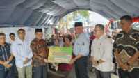 Gubernur Mahyeldi Ansharullah menyerahkan bantuan beras CPP kepada masyarakat dan pedagang yang terdampak kebakaran di Pasar Payakumbuh, Jum'at (19/09/2025). (Foto Adpim Sumbar).