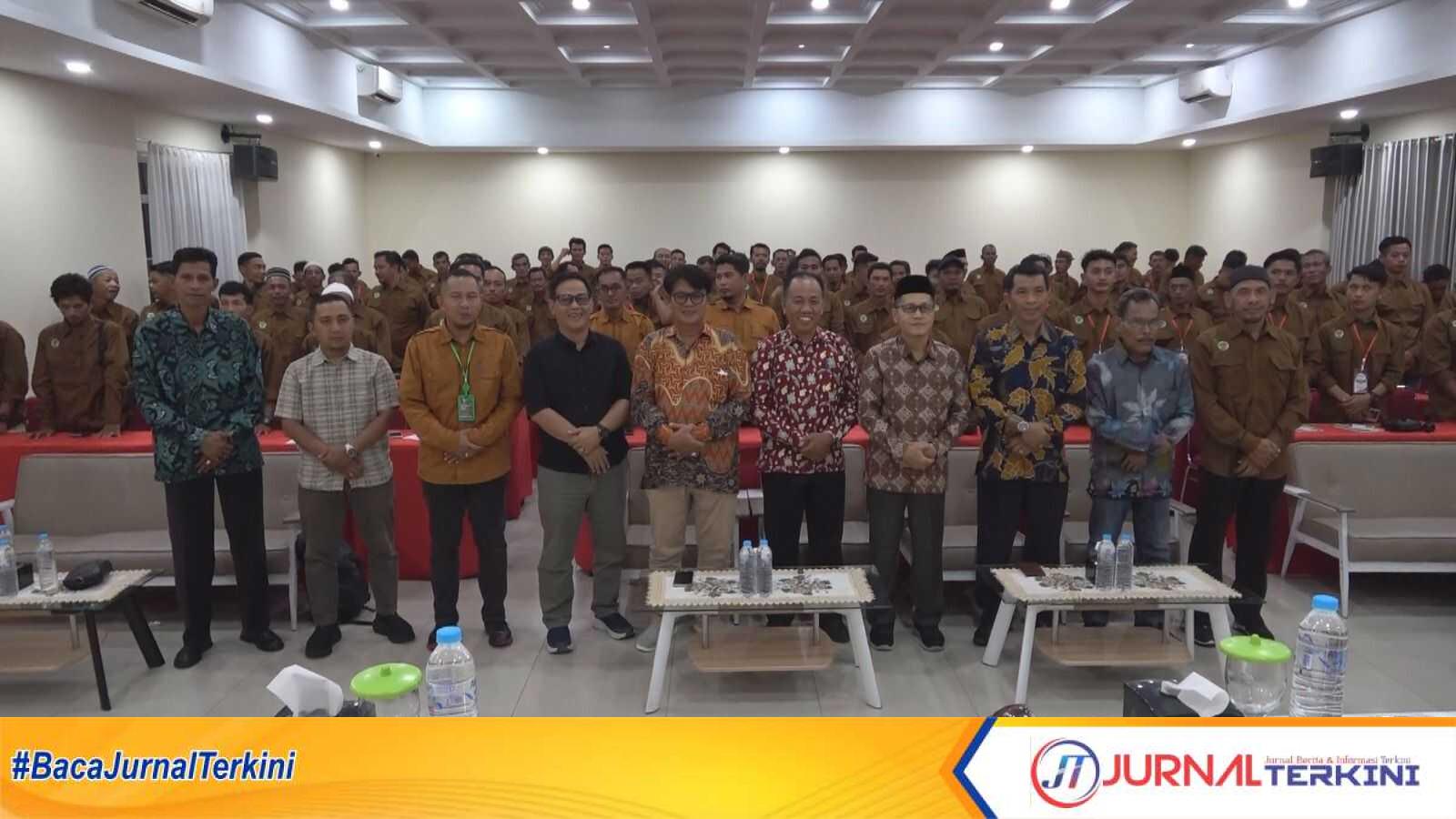 Ket Foto: Kegiatan foto bersama Asisten I Setda Inhil H. Fajar Husein dengan camat dan kepala Desa serta kelompok Tani