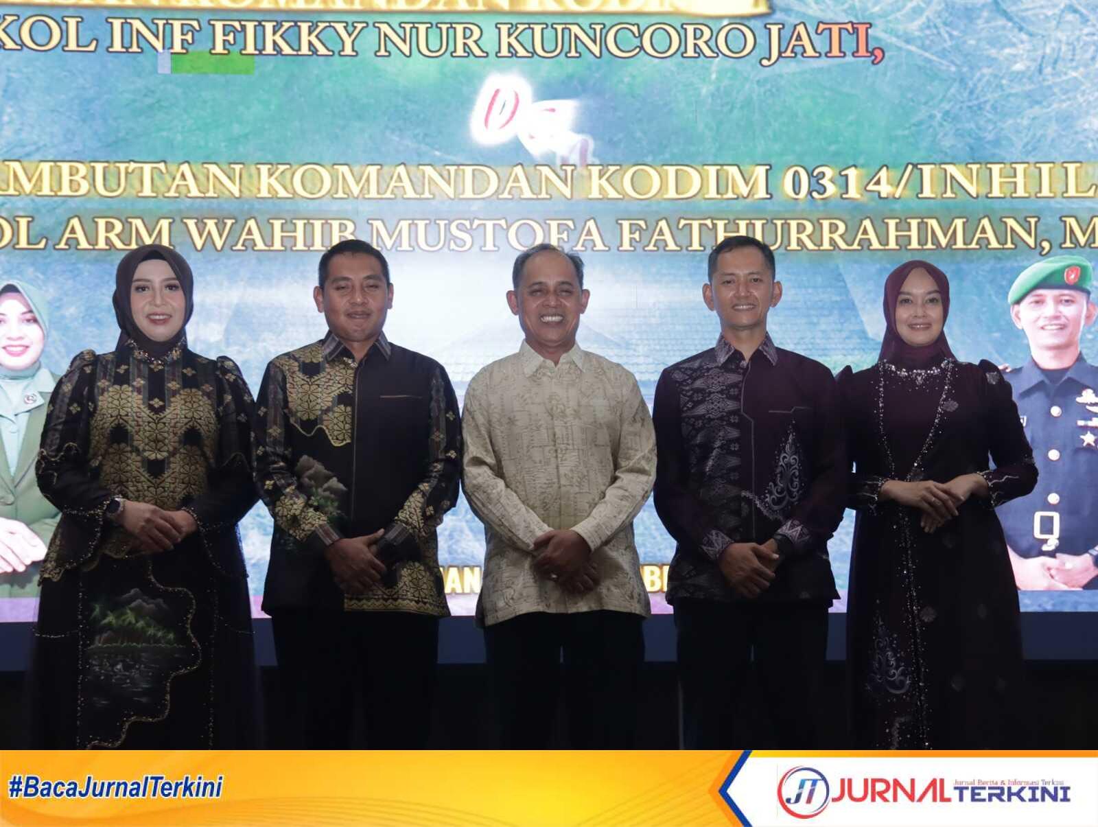 Ket Foto: Bupati Inhil H Herman saat Berfoto bersama dengan Dandim 0314/Inhil yang Lama Letkol inf Fikky Nur Kuncoro Jati S.H., M.Han. sekaligus penyambutan pejabat baru, Letkol Arm Wahib Mustofa Fathurrahman, M.Han