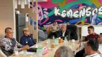 IMG-20250923-WA0040 Bupati Solok Jon F Pandu saat berkoodinasi ke Kemensos RI di Jakarta. (Foto DiskominfokabSolok).