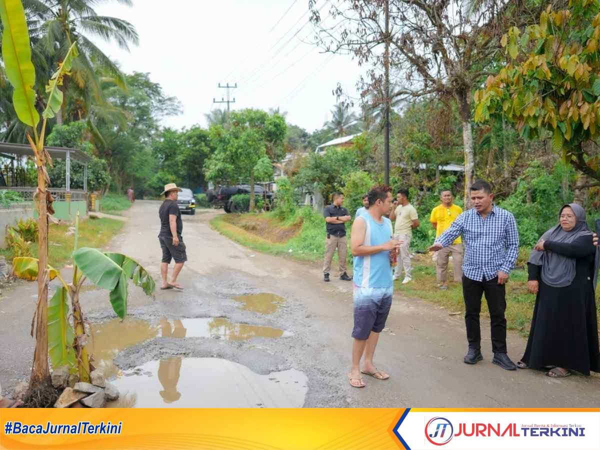 Bupati Solok saat meninjau lansung jalan di Muaro Paneh, Kab Solok. (Foto DiskominfokabSolok).