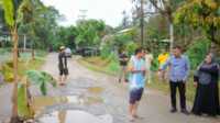 IMG-20250925-WA0059 Bupati Solok saat meninjau lansung jalan di Muaro Paneh, Kab Solok. (Foto DiskominfokabSolok).