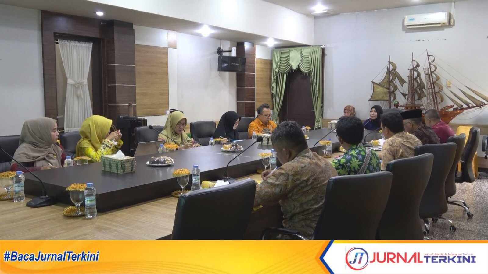 Ket Foto: Ketua TP PKK kabupaten Indragiri Hilir Katerina Susanti Herman Saat memimpin rapat persiapan penandatanganan Memorandum of Understanding (MoU) antara Pemerintah Kabupaten Inhil dan Yayasan Komunitas Emak Sehat, Kamis (25/9/2025) petang, di Ruang Rapat Kediaman Dinas Bupati Inhil