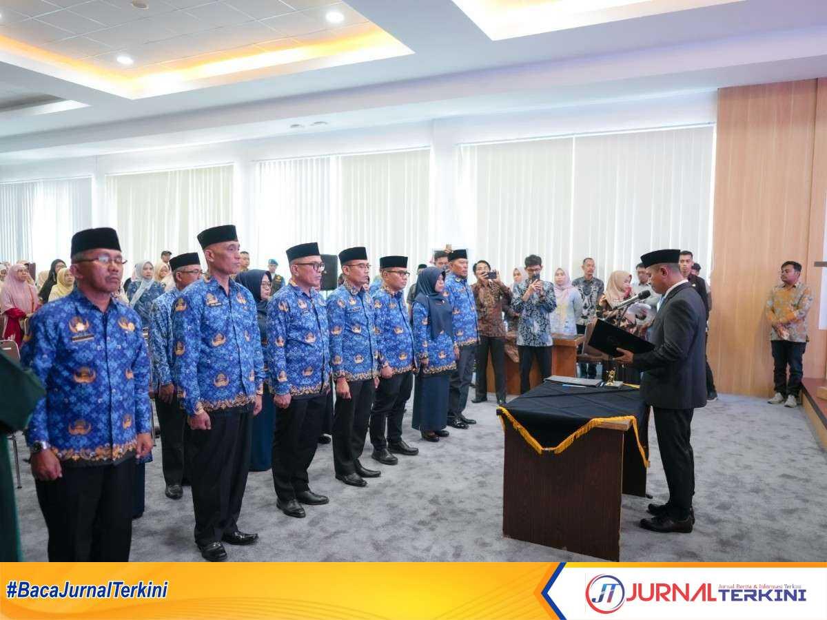 IMG-20250926-WA0045 Bupati Jon Firman Pandu melantik Pejabat Pimpinan Tinggi Pratama di Lingkungan Pemkab Solok. (Foto DiskominfokabSolok).