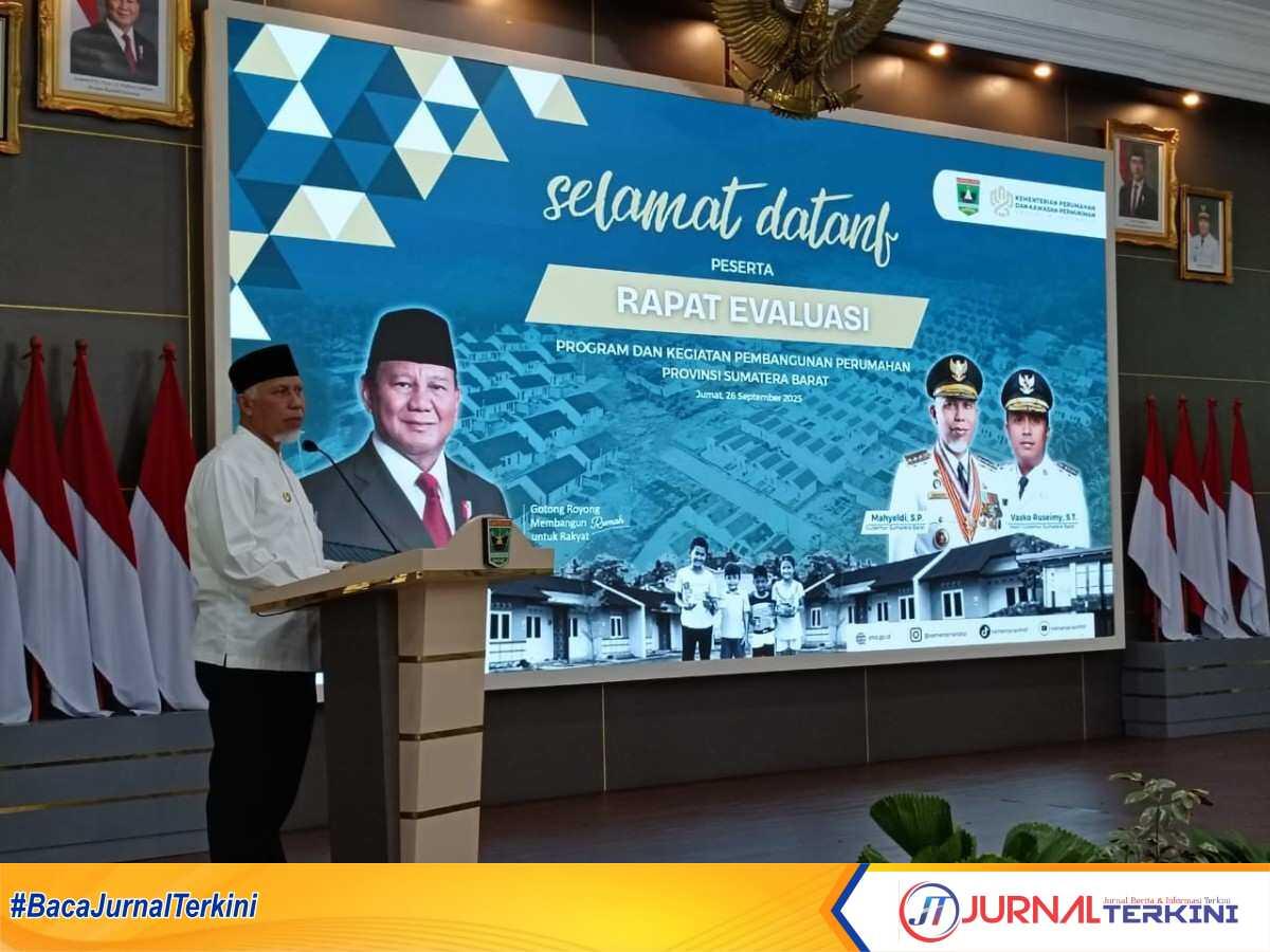 IMG-20250926-WA0100 Rapat evaluasi program dan kegiatan pembangunan perumahan di Provinsi Sumbar, Jumat (25/09/2025). (Foto: Adpim Sumbar )