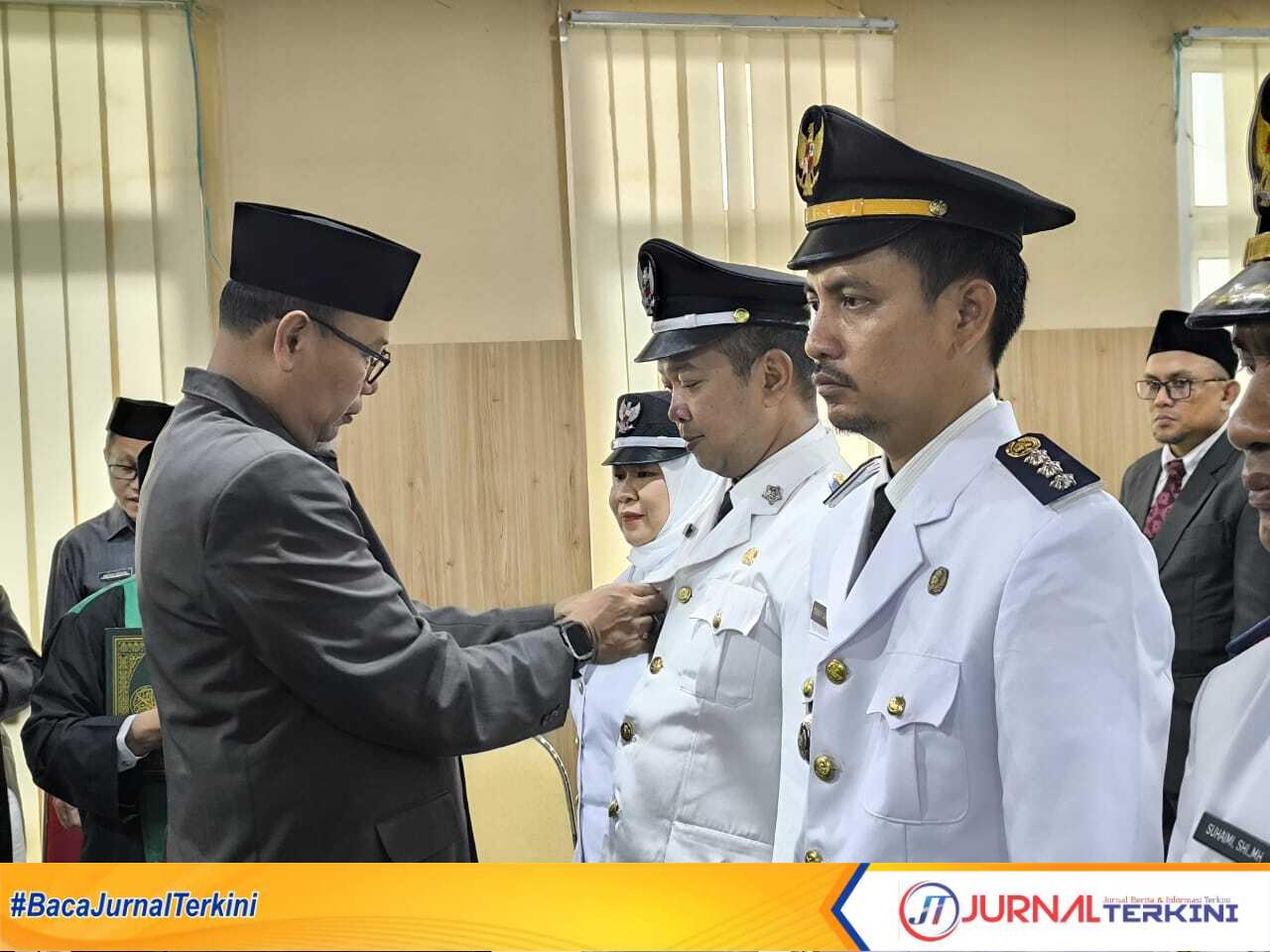 Ket Foto: Sekda Kab Indragiri Hilir Tantawi Jauhari saat saat melantik dan mengambil sumpah jabatan 49 pejabat administrator dan pengawas di lingkungan Pemerintah Kabupaten Indragiri Hilir tahun 2025. Jum'at (26/9/2025).
