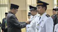 Ket Foto: Sekda Kab Indragiri Hilir Tantawi Jauhari saat saat melantik dan mengambil sumpah jabatan 49 pejabat administrator dan pengawas di lingkungan Pemerintah Kabupaten Indragiri Hilir tahun 2025. Jum'at (26/9/2025).