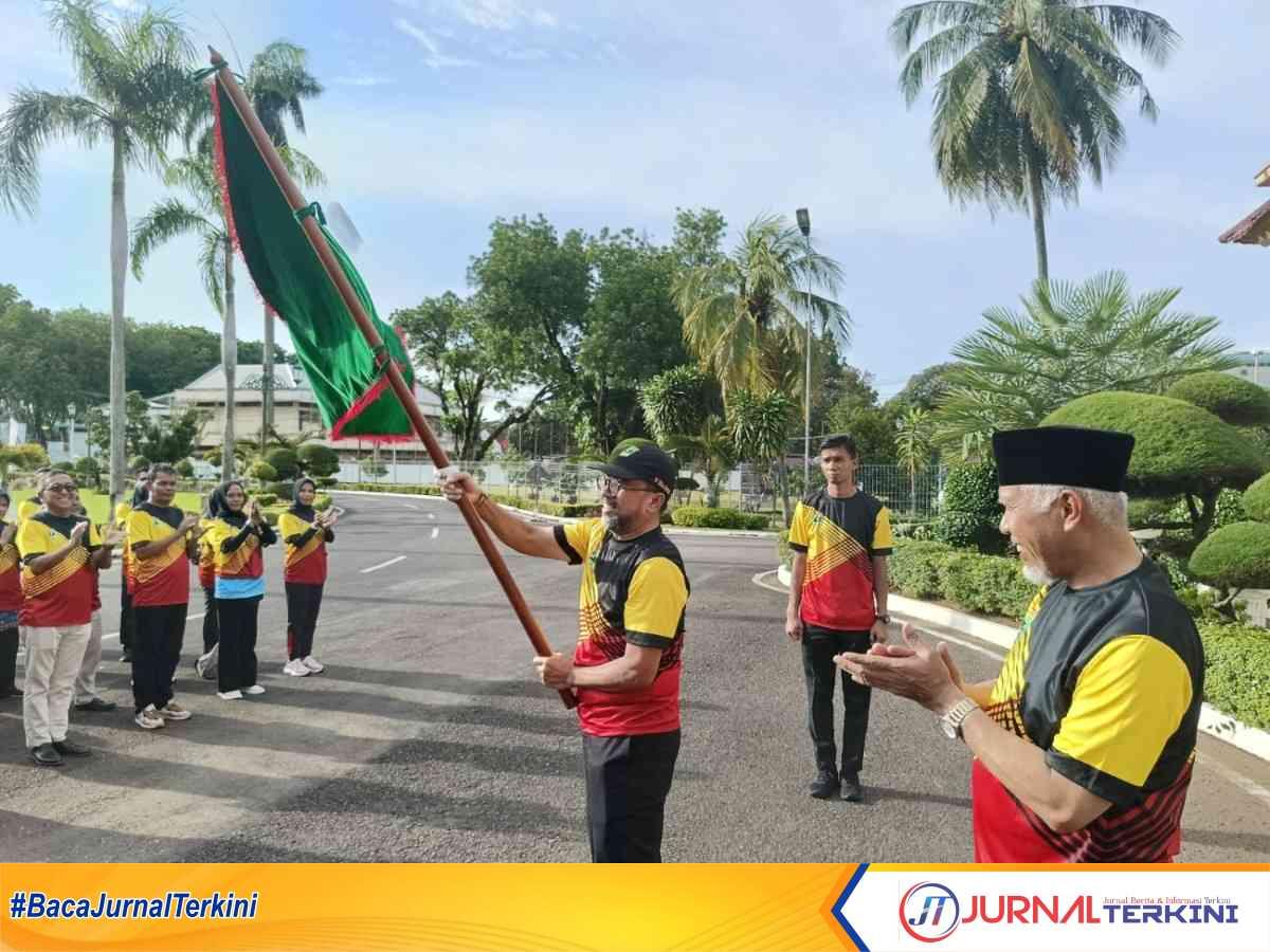 Gubernur Sumbar saat melepas Kontingen Sumbar Ke Pornas Korpri 2025 di Sumsel. (Foto Adpim Sumbar).