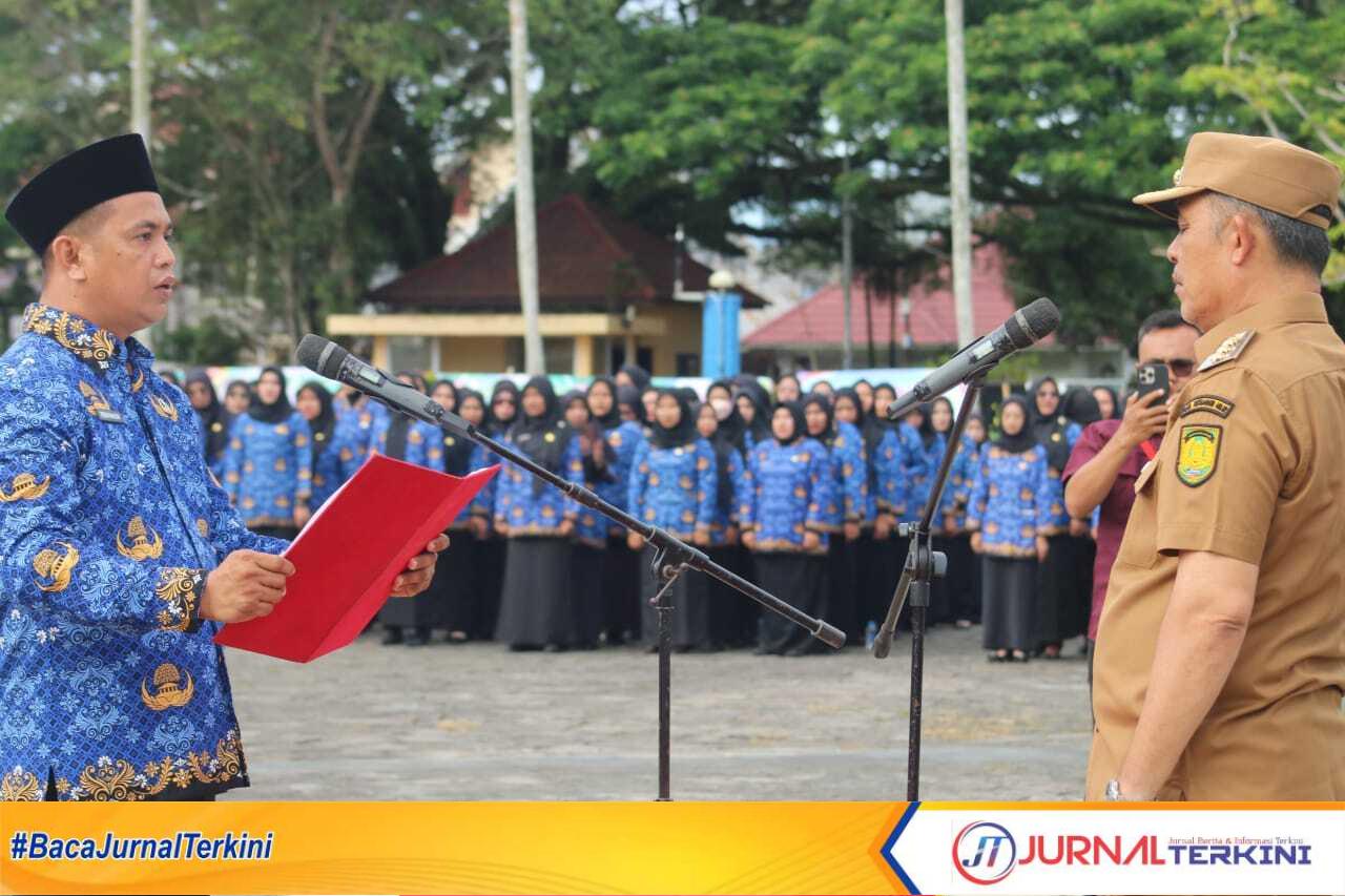 IMG-20250929-WA0102 Ket foto: Bupati Inhil, Herman, saat menyerahkan SK PPPK, CPNS, dan PNS IPDN di Lapangan Kantor Bupati Indragiri Hilir, Jalan Akasia No 1 Tembilahan, pada Senin, (29/9/2025).