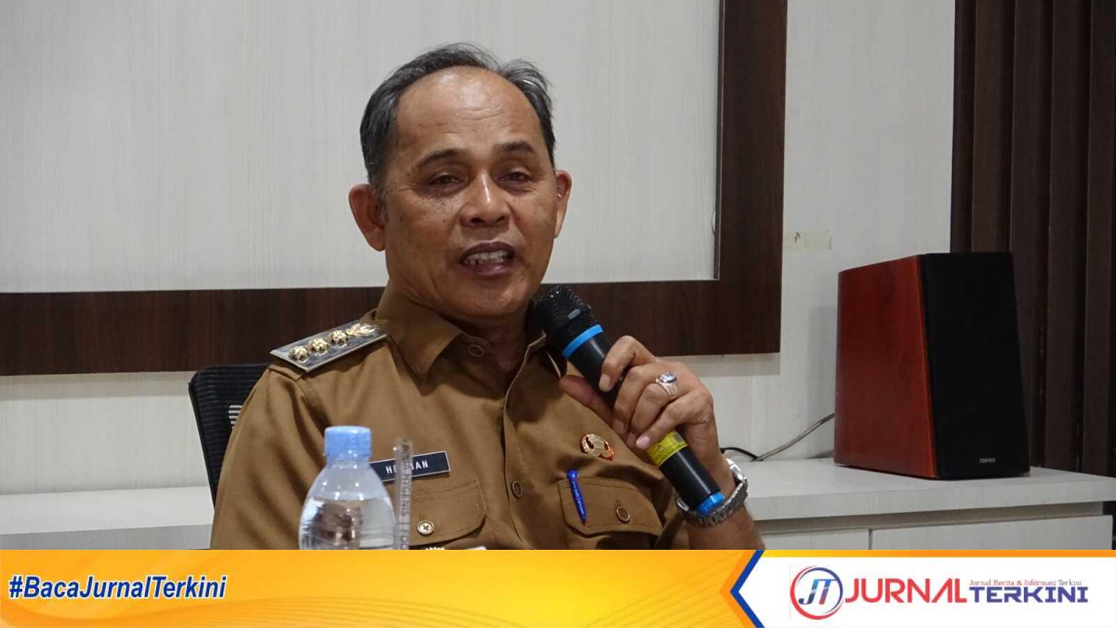 IMG-20250930-WA0102 Ket Foto: Bupati Inhil H Herman saat memimpin rapat pembahasan tentang Angkringan dua lokasi yang akan dijadikan pusat, di Jalan Hang Tuah dan di jalan samping STM (SMK N 2 Tembilahan) menuju Jalan SKB.
