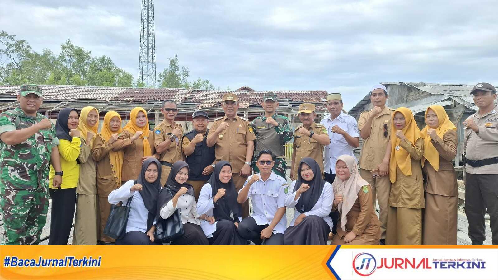 Ket foto: Bupati Inhil, H Herman, saat meninjau bangunan sekolah SDN 004 Desa Sungai Laut, Selasa, (30/9/2025).