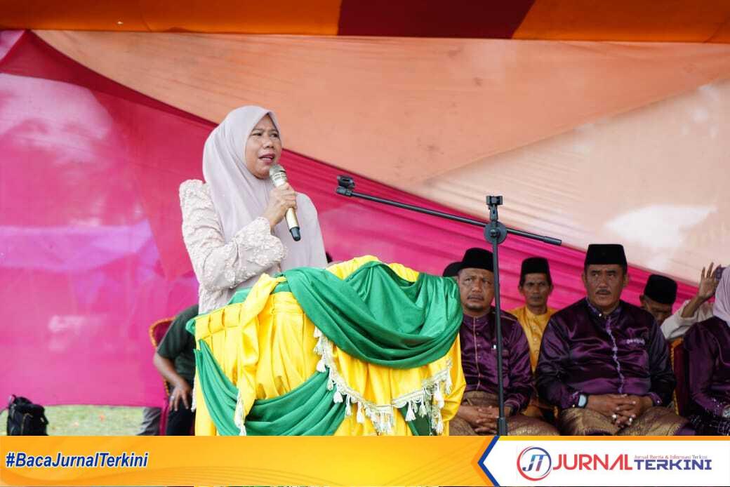 IMG-20250930-WA0111 Ket Foto: Wakil Bupati Inhil Yuliantini saat memberikan sambutan sekaligus membuka MTQ ke-55 Tingkat kecamatan Tanah Merah, Senin (30/9/2025).