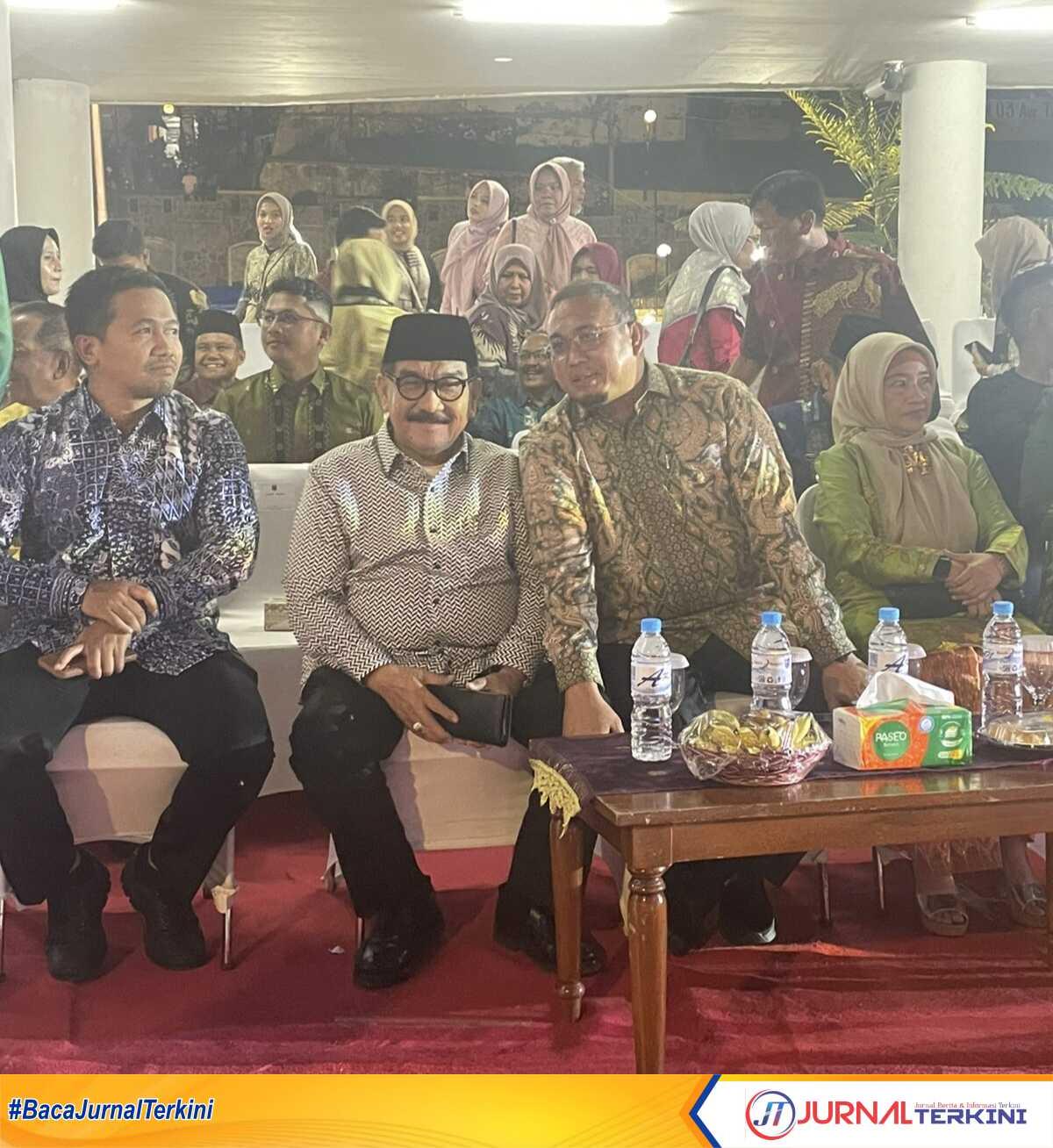 M. Shadiq Pasadigoe (Tengah pakai kopiah) saat menghadiri Festival Sawahlunto International Songket Silungkang Carnival 2025. (Dok ist).