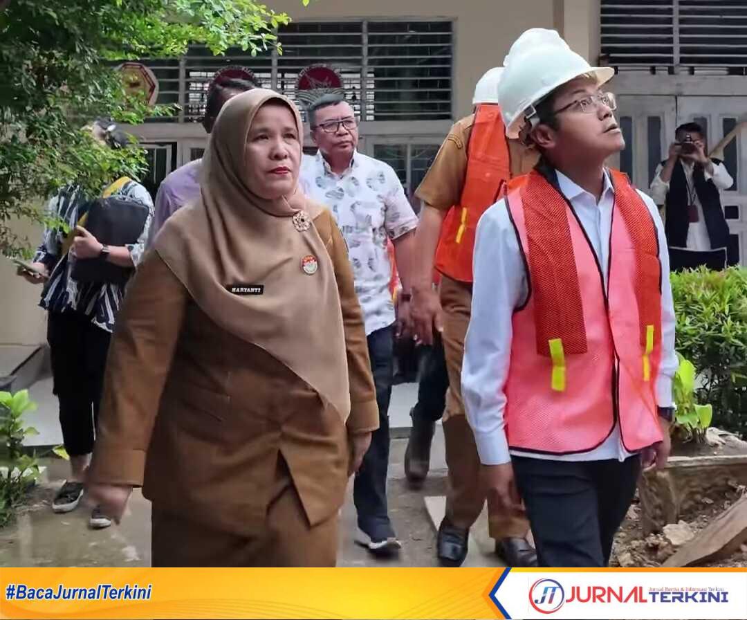 Wamendikdasmen RI, Fajar Riza Ul Haq (kanan) saat meninjau revitalisasi SMAN 6 Padang. (Dok Istimewa).