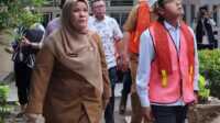 Wamendikdasmen RI, Fajar Riza Ul Haq (kanan) saat meninjau revitalisasi SMAN 6 Padang. (Dok Istimewa).