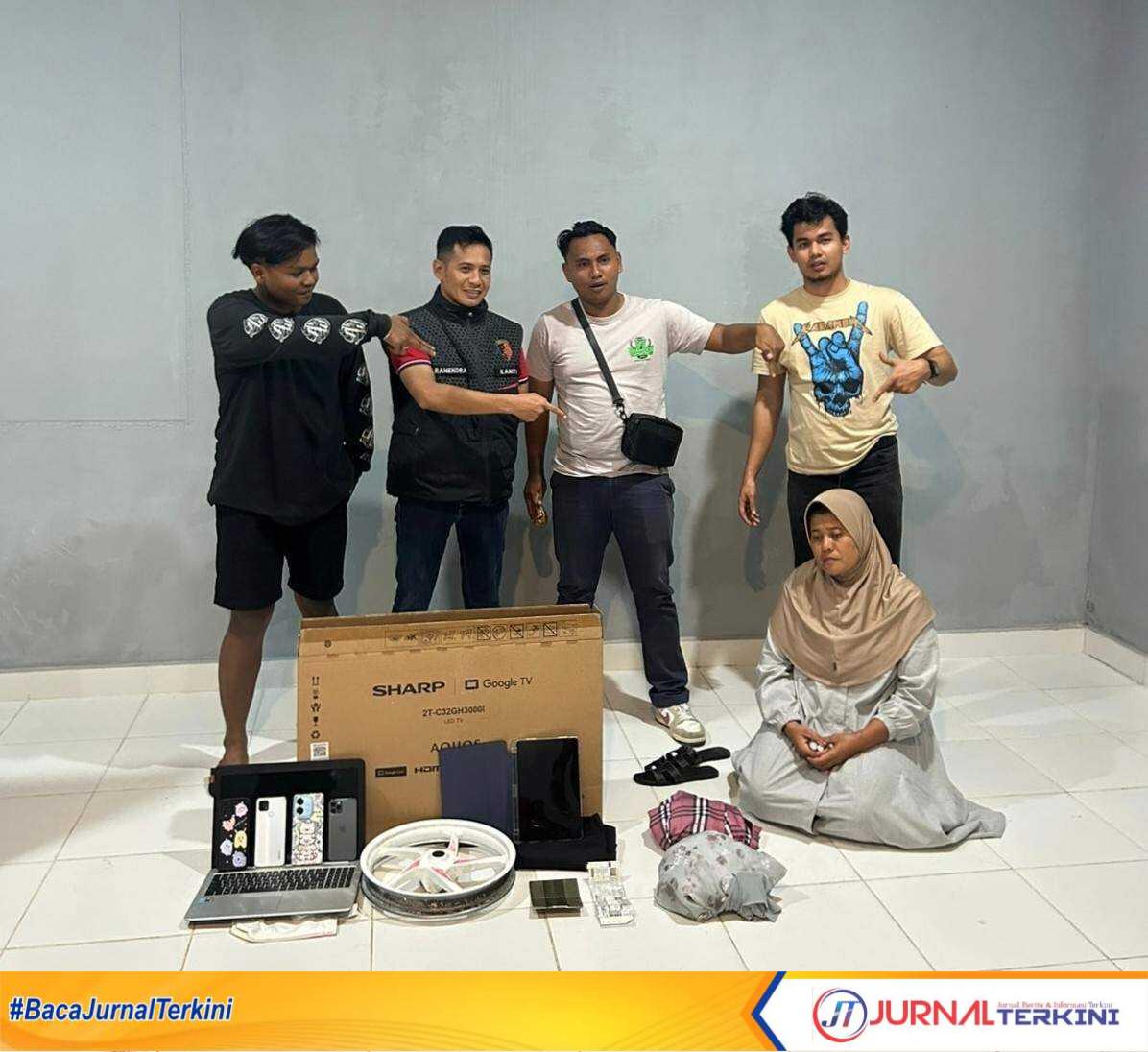 Pelaku penipuan bersama sejumlah barang bukti yang diamankan polisi, Jumat (26/09/2025). (Dok ist).