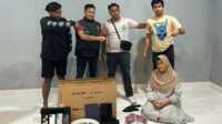 Pelaku penipuan bersama sejumlah barang bukti yang diamankan polisi, Jumat (26/09/2025). (Dok ist).