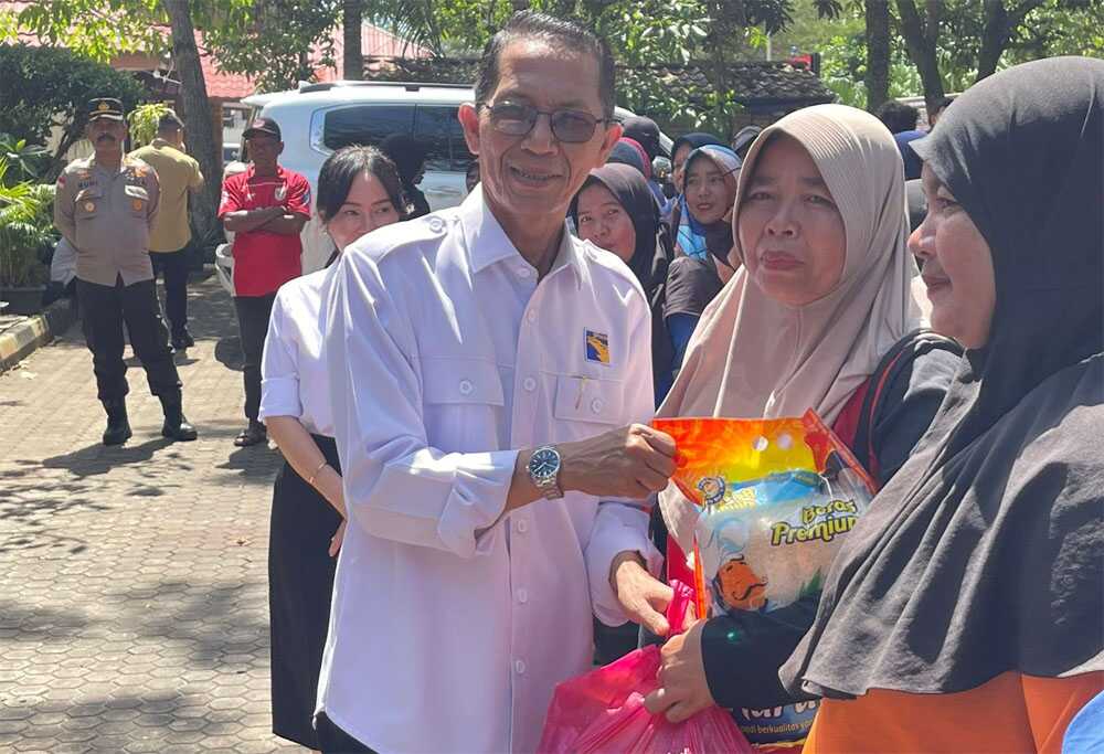 Wali Kota Batam, Amsakar Achmad, bersama Wakil Wali Kota Batam, Li Claudia Chandra menyerahkan, sebanyak 1.500 paket bantuan sembako kepada petugas kebersihan di Kantor DLH Kota Batam pada Selasa (23/9/2025). (batam.go.id)