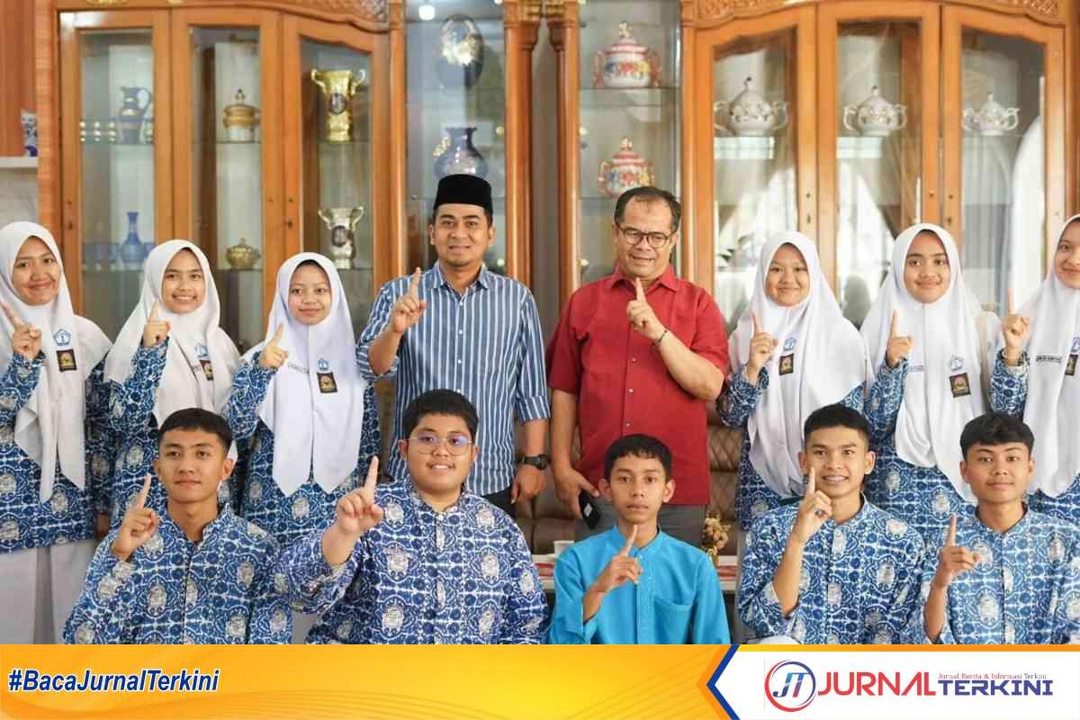 d7e659a2b99f451d0ef3f228ce198959 (1) Siswa-siswi SMA Negeri 1 Padang Panjang di Rumah Dinas Wali Kota, Sabtu (16/8/2025). (Dok ist).