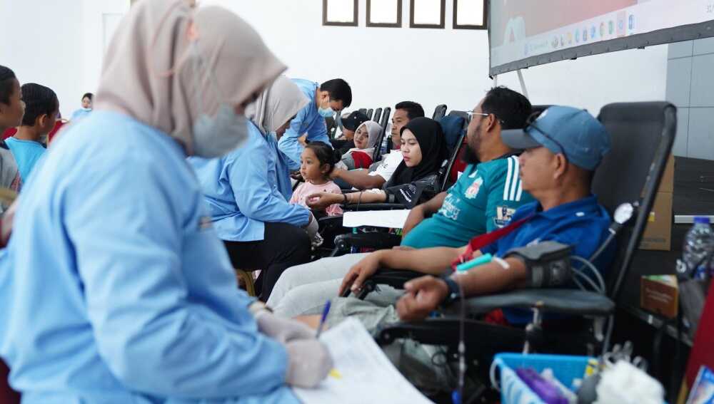Merayakan hari ulang tahun (HUT) ke-49, PT Timah Tbk mengadakan kegiatan sosial donor darah di delapan titik wilayah operasionalnya. Bekerja sama dengan Palang Merah Indonesia (PMI), perusahaan berhasil mengumpulkan lebih dari 1.000 kantong darah. (Timah)