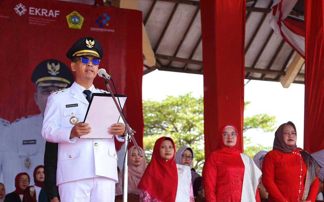 hut ri-1 Bupati Karimun Ing H Iskandarsyah jadi inspektur upacara dalam upacara penaikan bendera HUT RI ke-80.