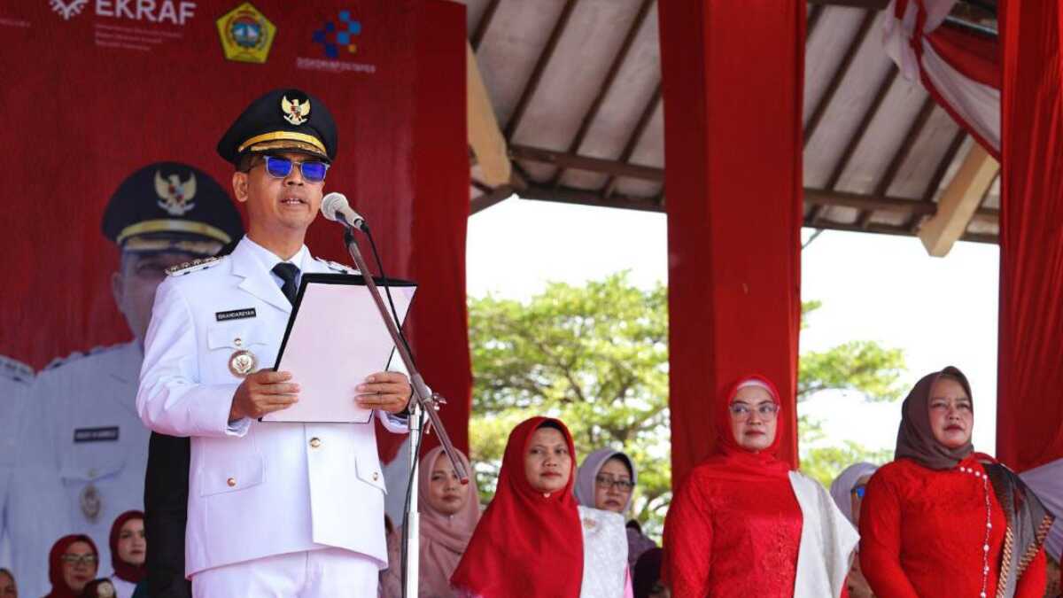 Bupati Karimun Ing H Iskandarsyah jadi inspektur upacara dalam upacara penaikan bendera HUT RI ke-80.