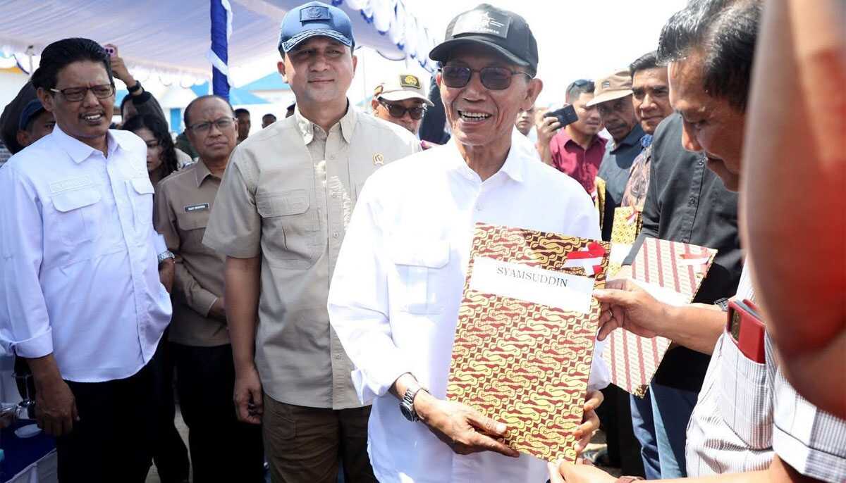 kampung nelayan modern batam Wali Kota Batam Amsakar Achmad menyerahkan Surat Keputusan Menteri Kelautan dan Perikanan Nomor 55 Tahun 2025 tentang penetapan 65 lokasi pembangunan kampung nelayan modern. (batam.go.id)