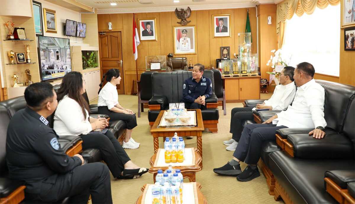 menteri lh ke batam Wali Kota Batam Amsakar Achmad menyambut kunjungan Menteri Lingkungan Hidup/Kepala BPLH, Dr. Hanif Faisol Nurofiq di Bandara Hang Nadim, Senin (22/9/2025). (batam.go.id)