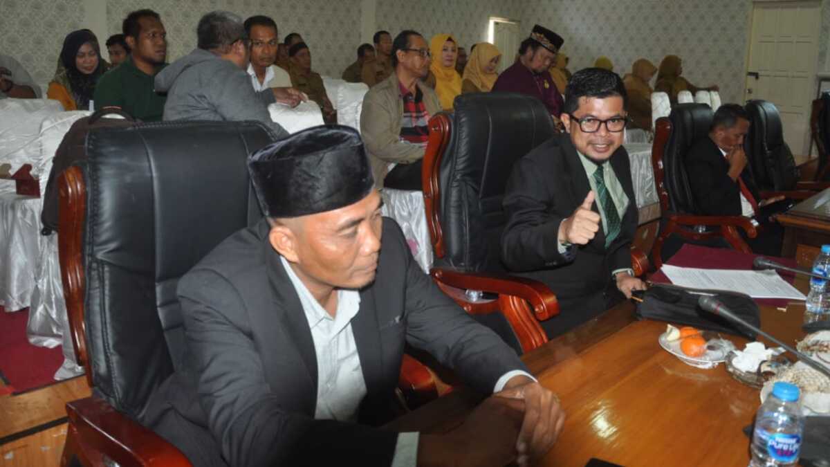 Anggota DPRD Karimun mengikuti rapat paripurna dengan agenda penyampaian pidato pengantar Rancangan Pembangunan Jangka Menengah Daerah (RPJMD) 2025-2029 oleh Bupati Iskandarsyah dalam rapat paripurna di gedung DPRD Karimun, Selasa (22/7/2025).