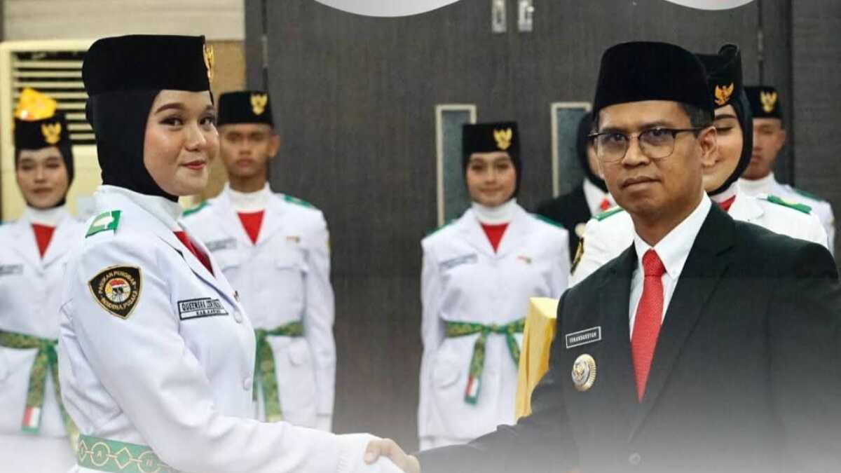 Bupati Karimun Ing. H. Iskandarsyah mengukuhkan 32 anggota Pasukan Pengibar Bendera Pusaka (Paskibraka) Kabupaten Karimun Tahun 2025. Jum'at (15/08/2025) malam.