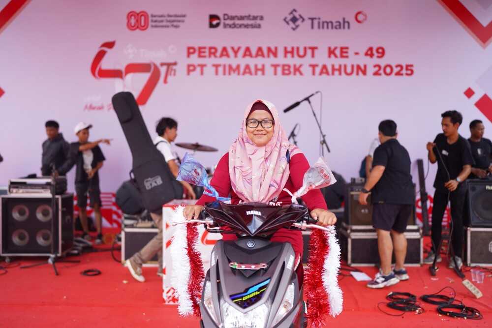 Indriati, warga Selindung Baru membawa pulang satu unit sepeda motor hadiah doorprize pada Pekan Sehat HUT ke-49 PT Timah Tbk yang digelar di kantor pusatnya di Pangkalpinang pada Minggu (31/8/2025). (Timah)