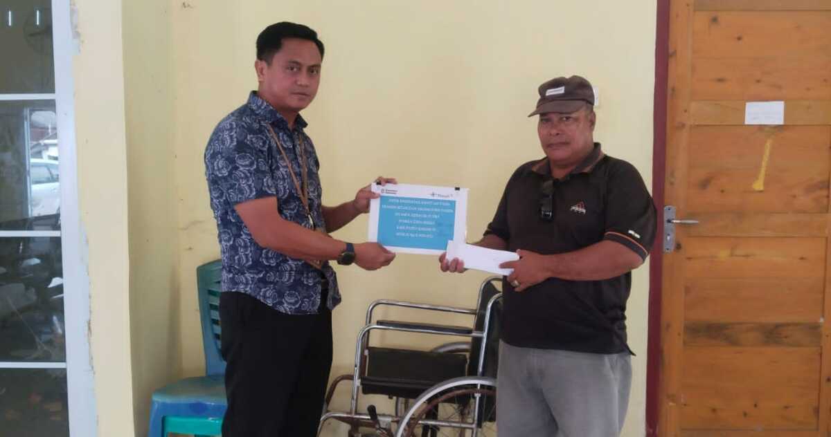 PT Timah Tbk menunjukkan kepeduliannya dengan menyalurkan bantuan biaya pengobatan kepada seorang anak di Karimun, Provinsi Kepulauan Riau, yang menderita tumor tulang. (Timah)