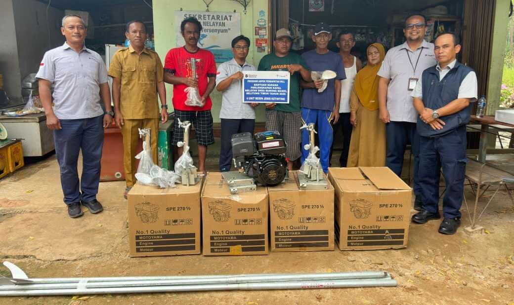 PT Timah Tbk menyalurkan bantuan berupa mesin ketinting baru kepada empat nelayan di Belitung Timur yang sebelumnya mengalami kecelakaan laut. (timah)