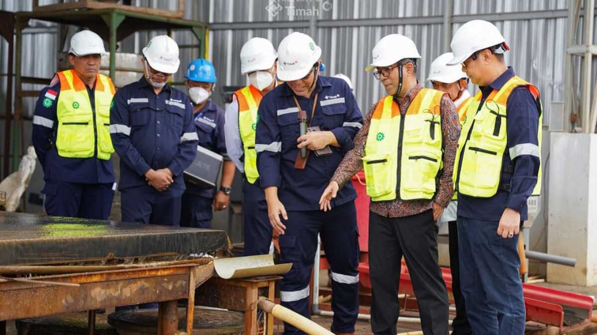Menteri Pendidikan Tinggi Sains dan Teknologi (Mendiktisaintek), Prof. Brian Yuliarto, Ph.D, mengunjungi PT Timah Tbk di Pangkalpinang, Bangka, Rabu (17/9/2025), meninjau langsung potensi dan fasilitas pengolahan mineral ikutan, khususnya logam tanah jarang (rare earth). (timah)