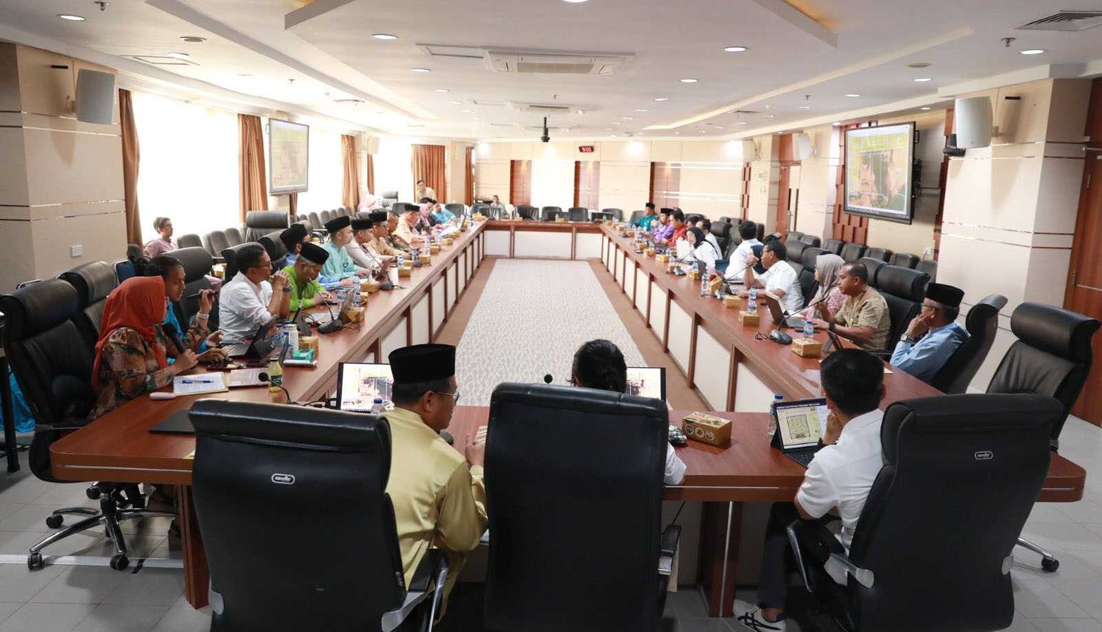 Wakil Wali Kota Batam, Li Claudia Chandra memimpin rapat lanjutan pertimbangan Forum Penataan Ruang Daerah (FPRD) pada Selasa (23/9/2025). (batam.go.id)