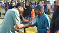 Aksi Bersih Pantai Warnai World Cleanup Day 2025 di Padang, Minggu (20/09/2025). (Foto Kominfo Padang).