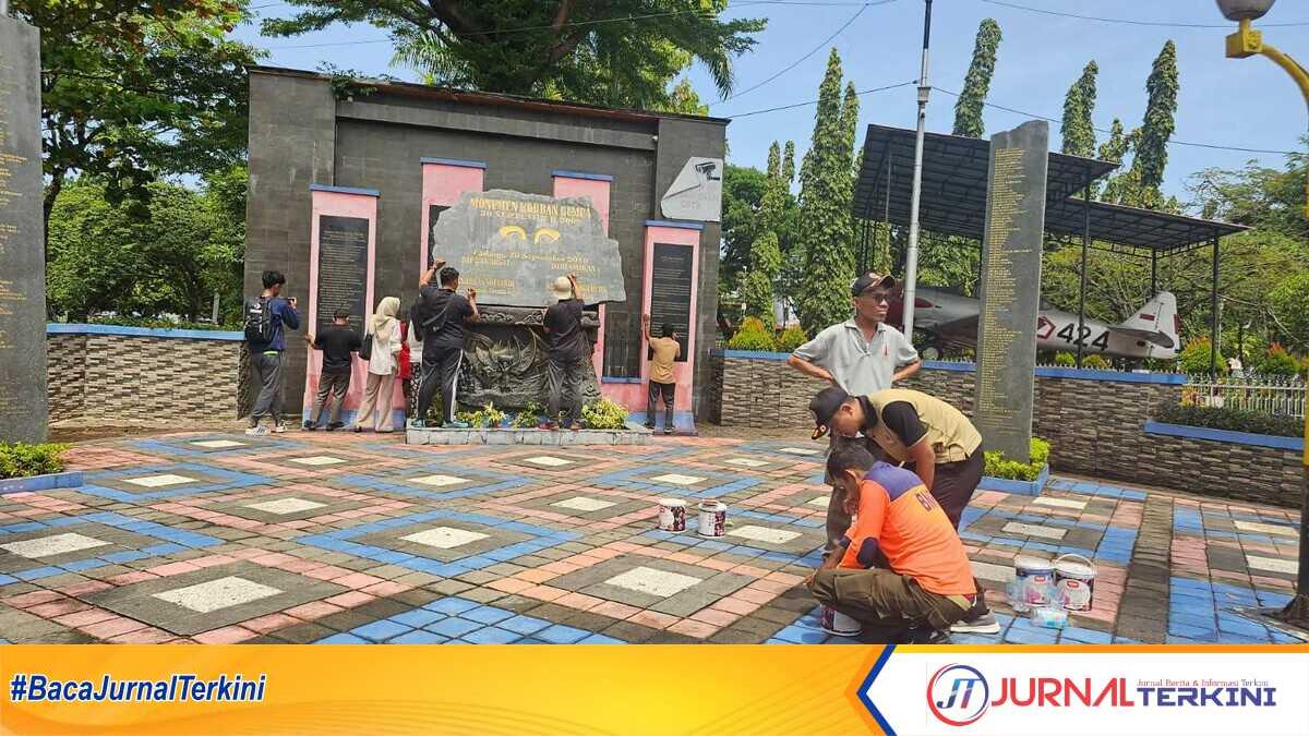 Tugu Gempa di Padang dipercantik pada Sabtu (27/08/2025). (Foto Kominfo Padang).